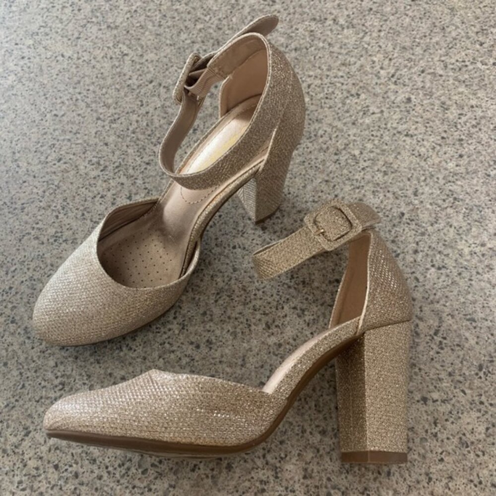 Dream Pairs Angela Sandals in Tan